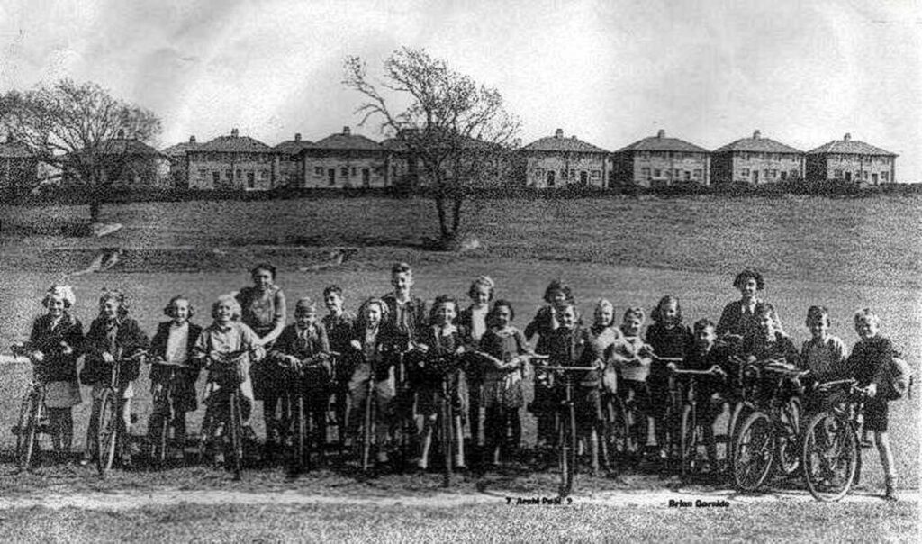 Ryelands Junior School in Ryelands Park, before setting out to Ingleton Youth Hostel, 1943 | Photo with thanks to Andrew Reilly